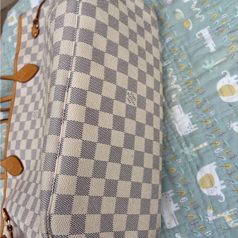 Louis Vuitton Neverfull MM (PRICE FIRM) - Picture 11 of 16